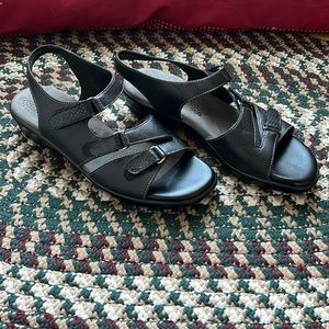 SAS tripod comfort black sandals 8 1/2 narrow